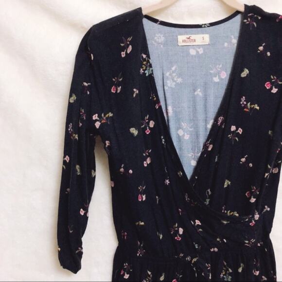 Hollister Black Flower Patterned V-Neck Romper - Picture 2 of 8